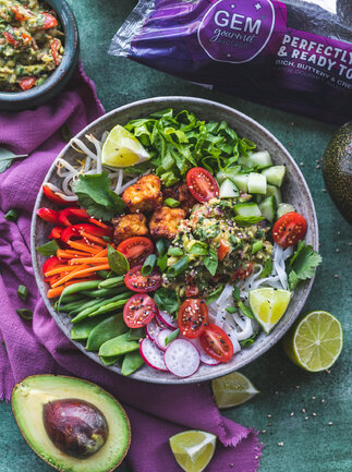 Green Curry Guacamole Bowls (@TheZestyLime)